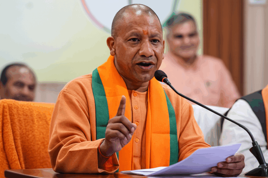 सीएम योगी आदित्यनाथ संभल में विकास कार्यों को लेकर संबोधित करते हुए।