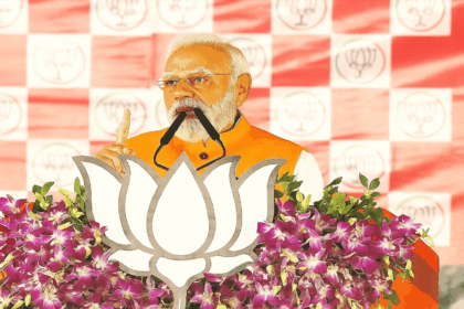 दरभंगा की जनसभा में प्रधानमंत्री नरेंद्र मोदी मंच से संबोधित करते हुए, पृष्ठभूमि में भाजपा का कमल निशान और समर्थकों की भीड़ नजर आ रही है।