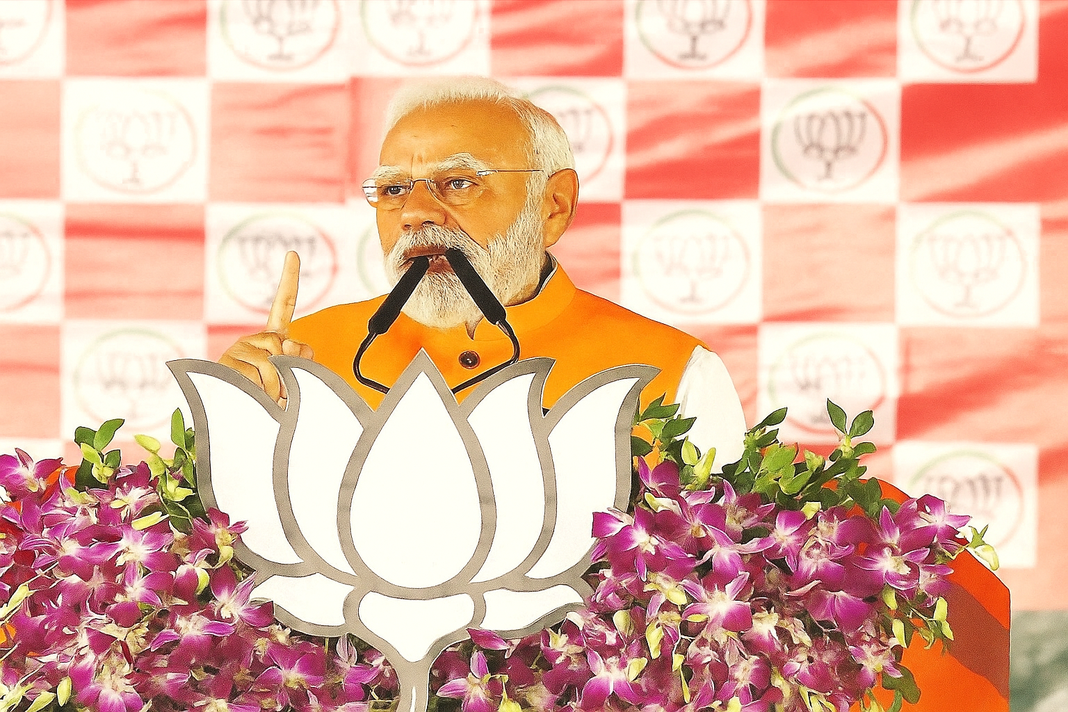 दरभंगा की जनसभा में प्रधानमंत्री नरेंद्र मोदी मंच से संबोधित करते हुए, पृष्ठभूमि में भाजपा का कमल निशान और समर्थकों की भीड़ नजर आ रही है।