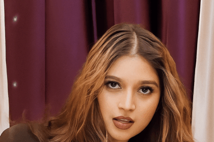 अभिनेत्री कोमल सिंह अभिषेक बच्चन के गाने पर डांस करती हुईं, ग्लैमरस लुक और एक्सप्रेसिव मूव्स के साथ।