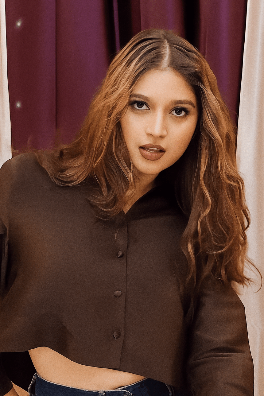 अभिनेत्री कोमल सिंह अभिषेक बच्चन के गाने पर डांस करती हुईं, ग्लैमरस लुक और एक्सप्रेसिव मूव्स के साथ।