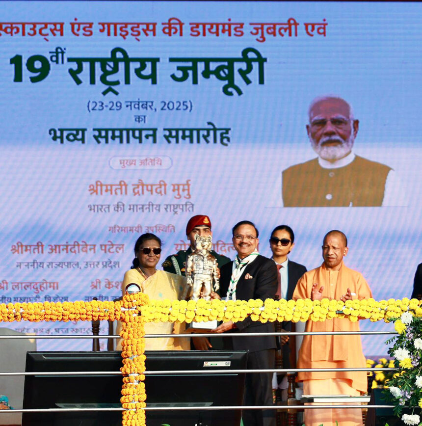 President Droupadi Murmu and Governor Anandiben Patel at Bharat Scouts and Guides Lucknow Jamboree with youth participants displaying unity and national spirit.