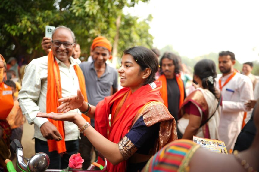 बिहार की मिट्टी में गूंज रही है विकास की धुन — मैथिली ठाकुर की आवाज़ ने जगाया नया जोश।