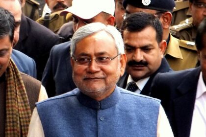 नीतीश कुमार राज्यपाल को इस्तीफा सौंपते हुए – बिहार राजनीतिक अपडेट