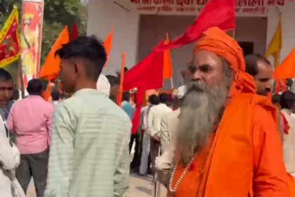 कैलादेवी चौराहा पर पदयात्रा से पहले भीड़ और बैरियर हटाने की स्थिति की तस्वीर