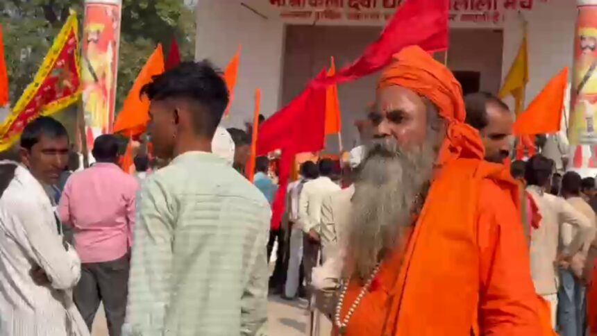 कैलादेवी चौराहा पर पदयात्रा से पहले भीड़ और बैरियर हटाने की स्थिति की तस्वीर