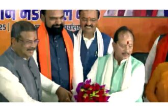 पटना में बीजेपी विधायक दल की बैठक के बाद सम्राट चौधरी और विजय सिन्हा को दोबारा डिप्टी सीएम घोषित किए जाने का दृश्य।