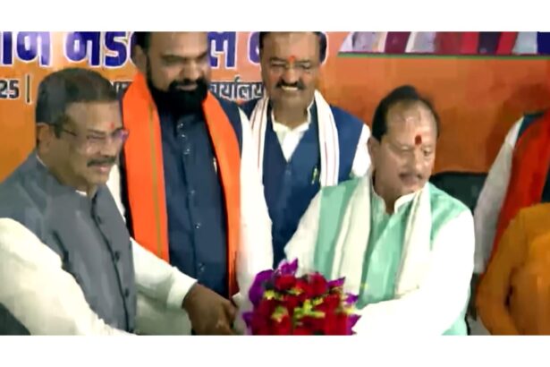 पटना में बीजेपी विधायक दल की बैठक के बाद सम्राट चौधरी और विजय सिन्हा को दोबारा डिप्टी सीएम घोषित किए जाने का दृश्य।