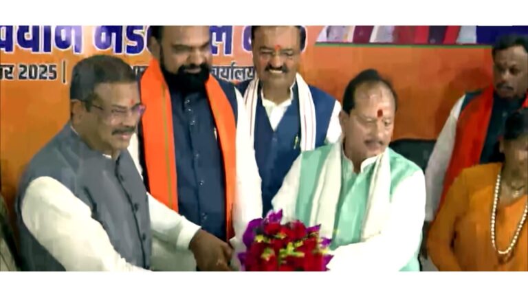 पटना में बीजेपी विधायक दल की बैठक के बाद सम्राट चौधरी और विजय सिन्हा को दोबारा डिप्टी सीएम घोषित किए जाने का दृश्य।
