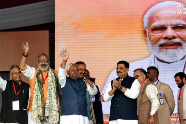 Patna में मुख्यमंत्री Nitish Kumar अपनी 10वीं शपथ लेते हुए, नए NDA मंत्रिमंडल के 26 मंत्रियों के साथ कैबिनेट गठन के बाद समारोह में मौजूद