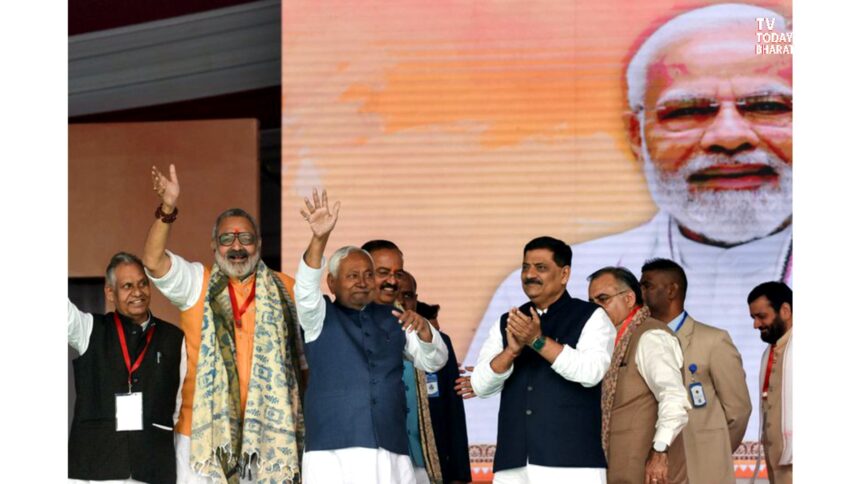 Patna में मुख्यमंत्री Nitish Kumar अपनी 10वीं शपथ लेते हुए, नए NDA मंत्रिमंडल के 26 मंत्रियों के साथ कैबिनेट गठन के बाद समारोह में मौजूद