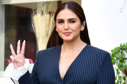 हुमा कुरैशी पटना एयरपोर्ट पर मुस्कुराते हुए प्रशंसकों का अभिवादन करतीं, पारंपरिक परिधान में नजर आईं बॉलीवुड अभिनेत्री