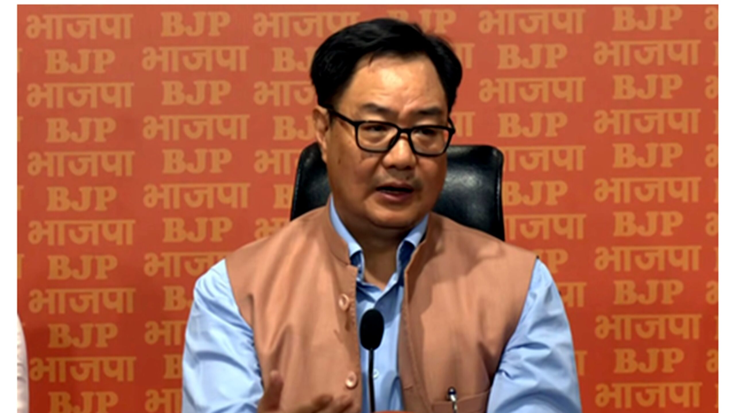 केंद्रीय मंत्री किरेन रिजिजू प्रेस कॉन्फ्रेंस में राहुल गांधी पर टिप्पणी करते हुए ,बिहार और हरियाणा मुद्दे पर बयान देते हुए