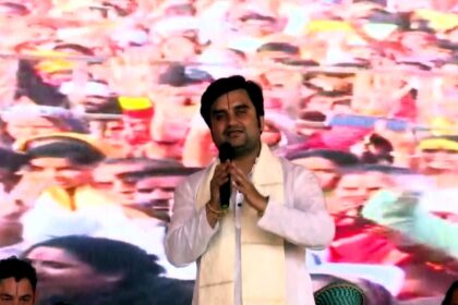 Indresh Upadhyay delivering a powerful speech during the final day of Sanatan Hindu Ekta Padyatra in Vrindavan–Mathura.