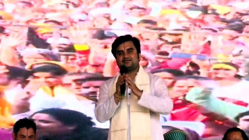 Indresh Upadhyay delivering a powerful speech during the final day of Sanatan Hindu Ekta Padyatra in Vrindavan–Mathura.