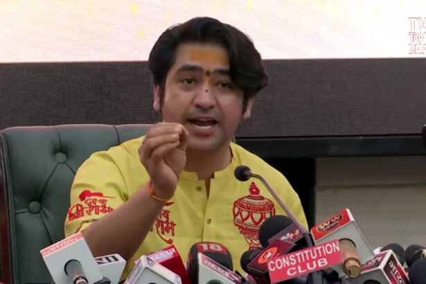 धीरेंद्र कृष्ण शास्त्री दिल्ली में सनातन हिंदू एकता पदयात्रा की घोषणा करते हुए — मंच पर धार्मिक अनुयायियों और समर्थकों की भीड़ के बीच राष्ट्रवाद का संदेश देते हुए।