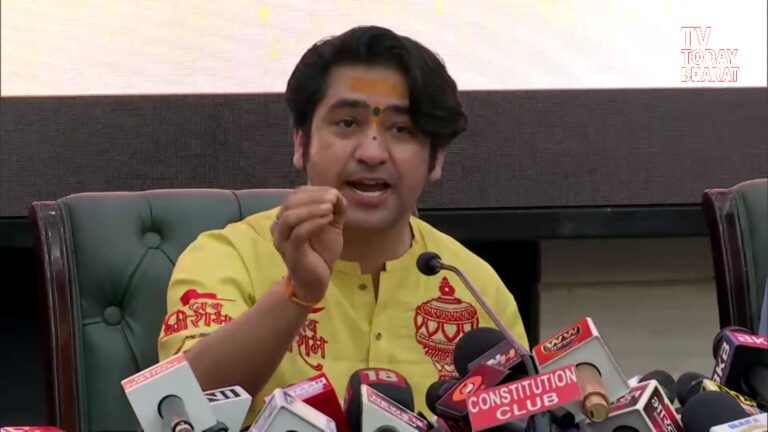 धीरेंद्र कृष्ण शास्त्री दिल्ली में सनातन हिंदू एकता पदयात्रा की घोषणा करते हुए — मंच पर धार्मिक अनुयायियों और समर्थकों की भीड़ के बीच राष्ट्रवाद का संदेश देते हुए।