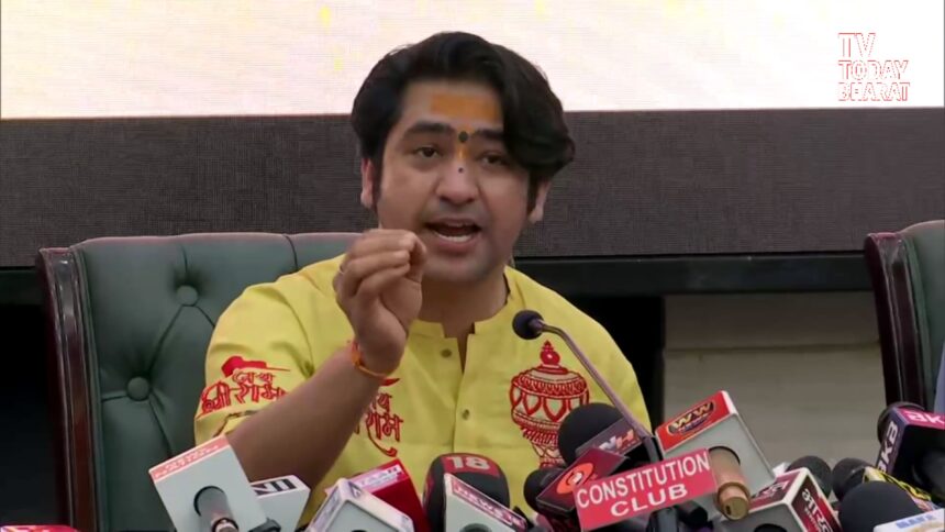 धीरेंद्र कृष्ण शास्त्री दिल्ली में सनातन हिंदू एकता पदयात्रा की घोषणा करते हुए — मंच पर धार्मिक अनुयायियों और समर्थकों की भीड़ के बीच राष्ट्रवाद का संदेश देते हुए।