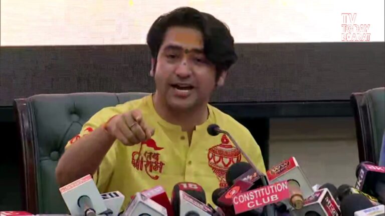 धीरेंद्र कृष्ण शास्त्री ने दिल्ली से वृंदावन तक सनातन एकता पदयात्रा की शुरुआत की, हजारों श्रद्धालुओं ने “जय श्रीराम” के नारों के साथ दिया साथ।