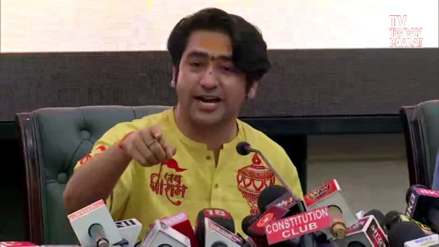 धीरेंद्र कृष्ण शास्त्री ने दिल्ली से वृंदावन तक सनातन एकता पदयात्रा की शुरुआत की, हजारों श्रद्धालुओं ने “जय श्रीराम” के नारों के साथ दिया साथ।