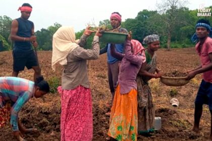 MGNREGA worker completing e-KYC verification through NMMS app for fast and accurate job card authentication.