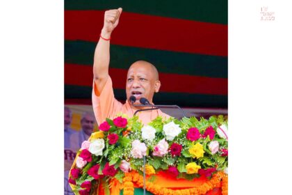 मुख्यमंत्री योगी आदित्यनाथ लाभार्थियों को ईडब्ल्यूएस फ्लैट्स की चाबी