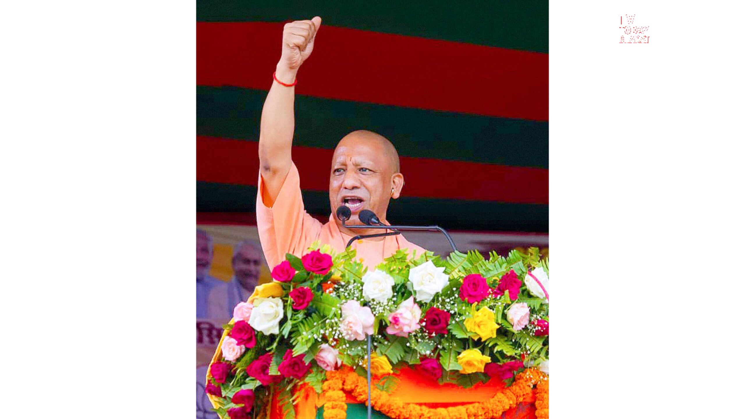 मुख्यमंत्री योगी आदित्यनाथ लाभार्थियों को ईडब्ल्यूएस फ्लैट्स की चाबी