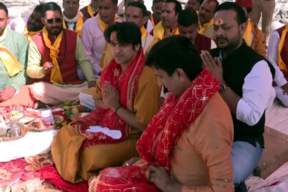 Dhirendra Krishna Shastri performing Yamuna Aarti at Barkot in Uttarkashi, surrounded by devotees on the serene riverbank of Yamuna.