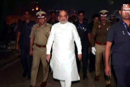 गृहमंत्री अमित शाह LNJP अस्पताल में लाल किला ब्लास्ट के घायलों से मिलते हुए, डॉक्टरों से इलाज की जानकारी लेते हुए दृश्य।