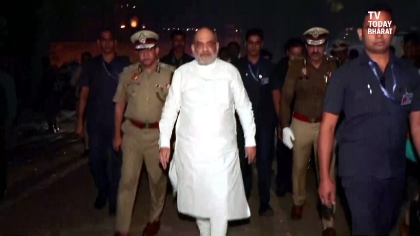 गृहमंत्री अमित शाह LNJP अस्पताल में लाल किला ब्लास्ट के घायलों से मिलते हुए, डॉक्टरों से इलाज की जानकारी लेते हुए दृश्य।