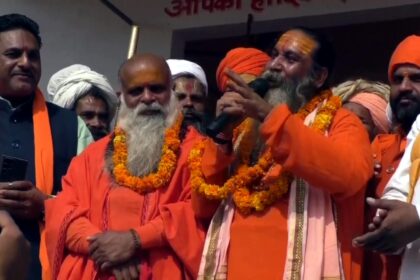 “Mahant Rishi Raj Giri announcing the Harihar Temple Pad Yatra in Sambhal, Uttar Pradesh — visuals from Kela Devi Temple and International Harihar Sena.