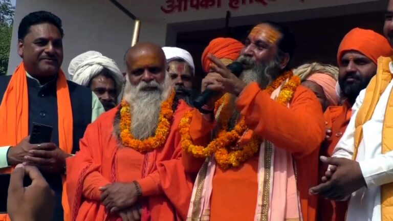 “Mahant Rishi Raj Giri announcing the Harihar Temple Pad Yatra in Sambhal, Uttar Pradesh — visuals from Kela Devi Temple and International Harihar Sena.