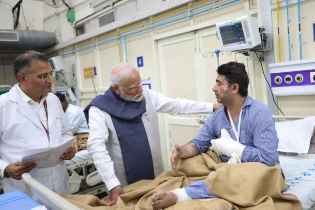 PM Modi Visits LNJP Hospital After Delhi Blast, Meets Injured Vows to Bring Conspirators to Justice