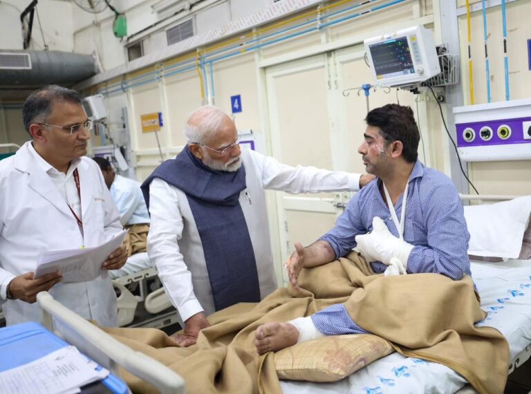 PM Modi Visits LNJP Hospital After Delhi Blast, Meets Injured Vows to Bring Conspirators to Justice