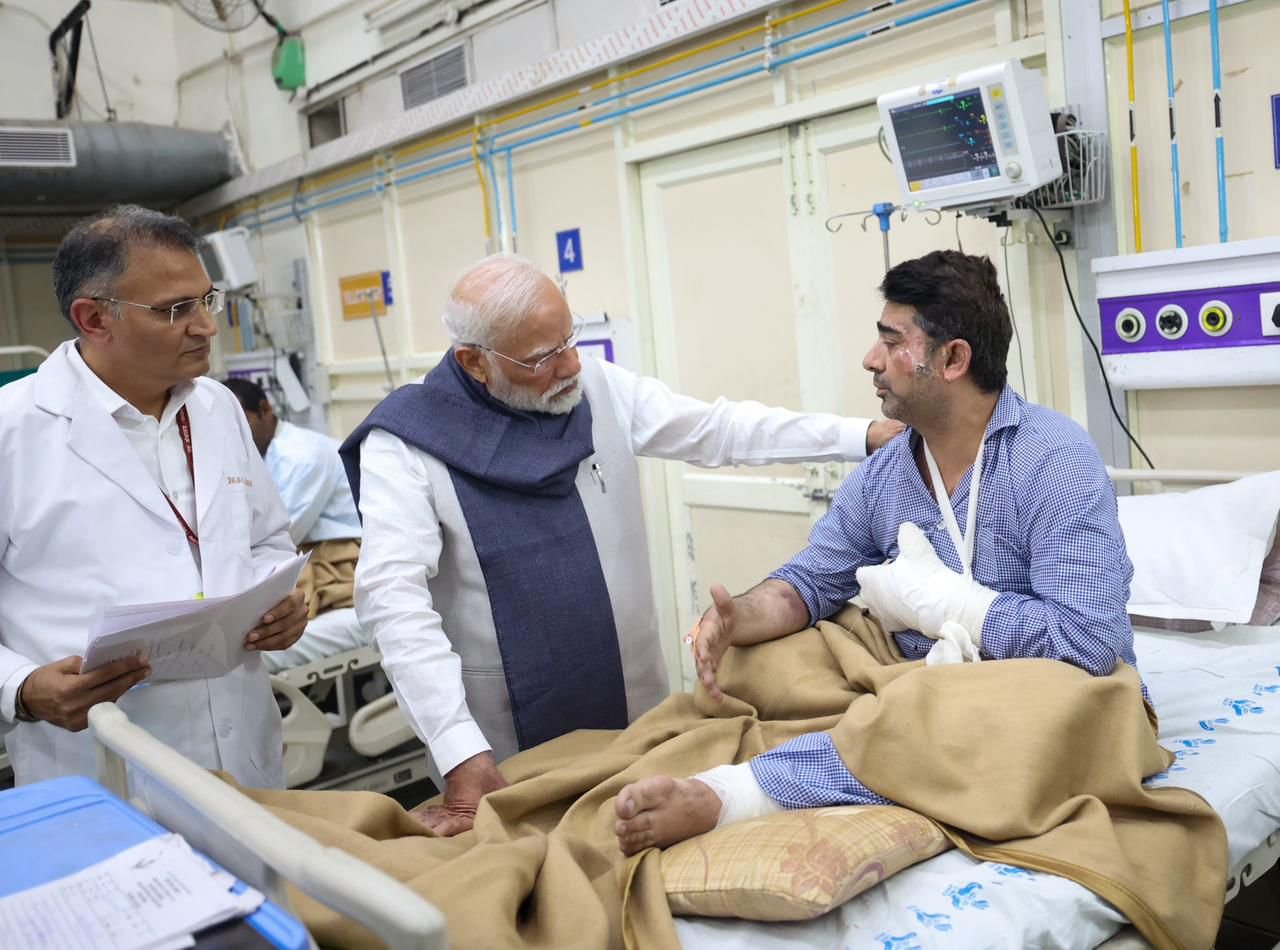 PM Modi Visits LNJP Hospital After Delhi Blast, Meets Injured Vows to Bring Conspirators to Justice