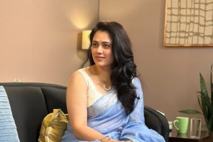 उनकी स्माइल और खूबसूरत नीली साड़ी ने लोगों का दिल जीत लिया।