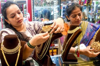 24 कैरेट सोने का मूल्य ₹1,25,342, MCX गोल्ड फ्यूचर्स ₹1,25,106 और चांदी ₹1,56,551 प्रति किलोग्राम — भारतीय बाज़ार में सोना–चांदी की तेज़ बढ़त को दिखाता ग्राफिक।