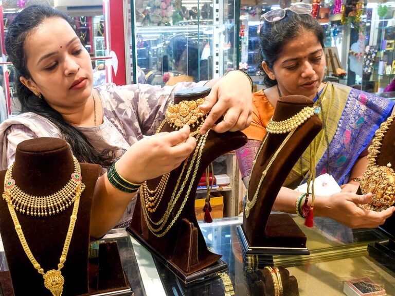 24 कैरेट सोने का मूल्य ₹1,25,342, MCX गोल्ड फ्यूचर्स ₹1,25,106 और चांदी ₹1,56,551 प्रति किलोग्राम — भारतीय बाज़ार में सोना–चांदी की तेज़ बढ़त को दिखाता ग्राफिक।
