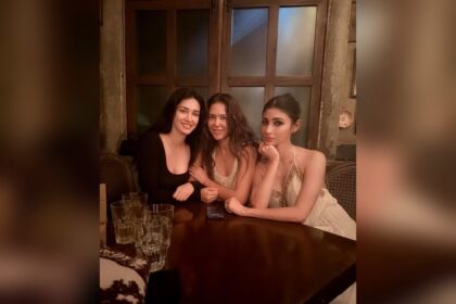 Mouni Roy, Disha Patani और Sonam Bajwa डेट नाइट पर क्रीम और ब्लैक आउटफिट में पोज़ देती हुईं, मुस्कुराते हुए कैमरे की ओर देखते हुए।