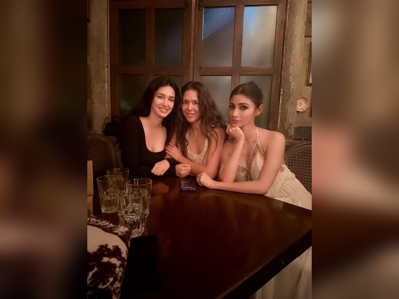 Mouni Roy, Disha Patani और Sonam Bajwa डेट नाइट पर क्रीम और ब्लैक आउटफिट में पोज़ देती हुईं, मुस्कुराते हुए कैमरे की ओर देखते हुए।