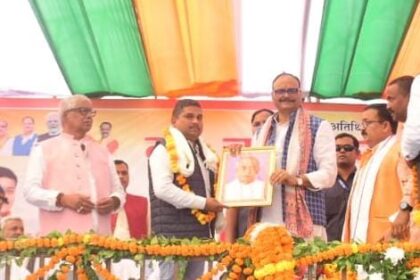 सुल्तानपुर में सरदार पटेल की 150वीं जयंती पर सम्मानित होते प्रगतिशील किसान"