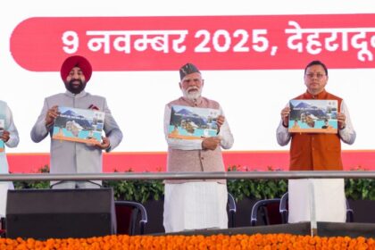 Prime Minister Narendra Modi addressing the crowd at Dehradun’s Parade Ground during Uttarakhand’s 25th Foundation Day, inaugurating development projects worth ₹8,140 crore.