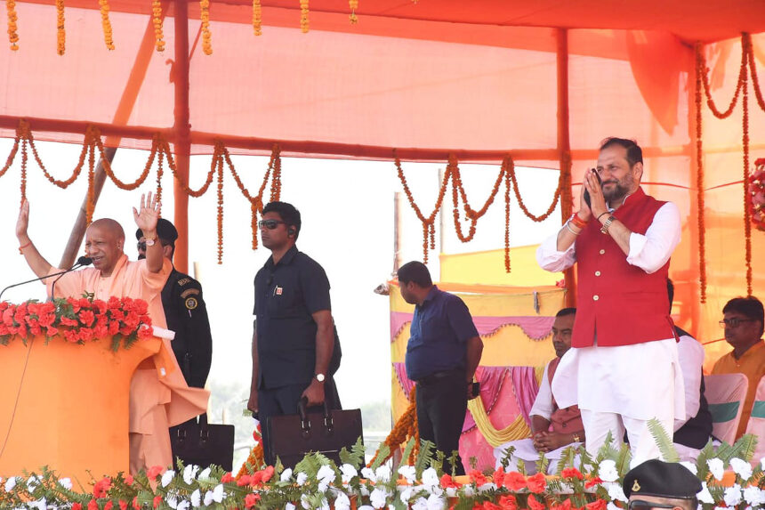 भीमपुर में योगी आदित्यनाथ ने विपक्ष पर साधा निशाना — बोले “अपराध करने वालों का टिकट यमलोक तय”