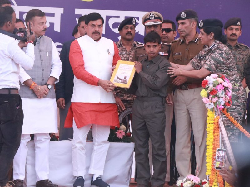 Madhya Pradesh Maoist Surrender in Balaghat as 10 hardcore Naxalites lay down arms before Chief Minister Mohan Yadav