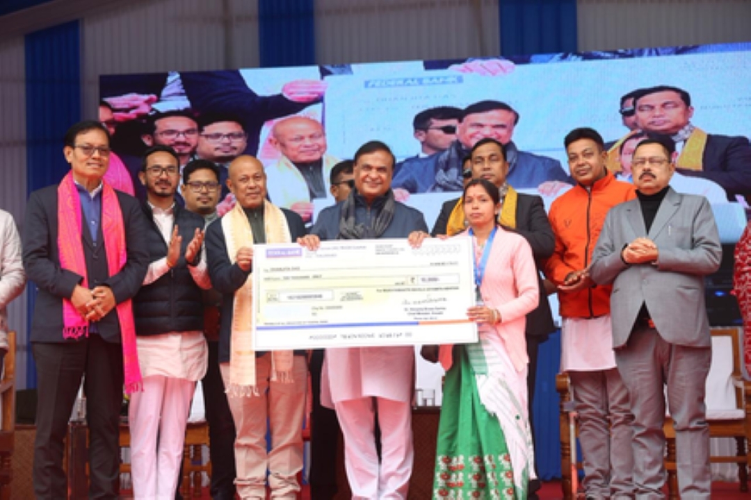 असम के मुख्यमंत्री हिमंत बिस्वा सरमा महिला लाभार्थियों को Assam Women Entrepreneurship Fund के तहत उद्यमिता निधि का चेक वितरित करते हुए, कार्यक्रम में आत्मनिर्भरता और महिला सशक्तिकरण का संदेश देते हुए