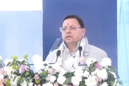 सैनिक स्कूल घोड़ाखाल, नैनीताल में आयोजित हीरक जयंती समारोह के दौरान मंच से छात्रों को सम्मानित करते अतिथि और उपस्थित कैडेट्स