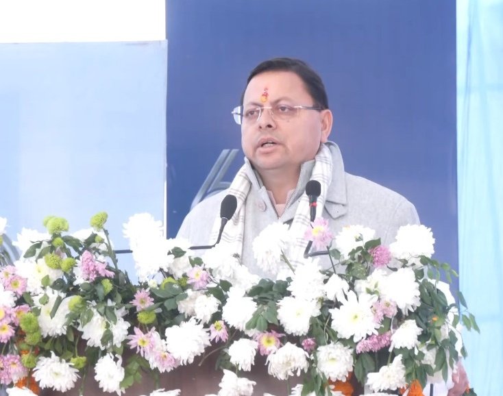 सैनिक स्कूल घोड़ाखाल, नैनीताल में आयोजित हीरक जयंती समारोह के दौरान मंच से छात्रों को सम्मानित करते अतिथि और उपस्थित कैडेट्स