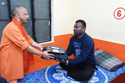 गोरखपुर में शीतलहर के दौरान रैन बसेरों का निरीक्षण करते मुख्यमंत्री योगी आदित्यनाथ और जरूरतमंदों को कंबल वितरित करते हुए।