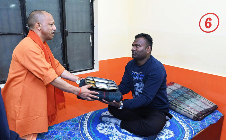 गोरखपुर में शीतलहर के दौरान रैन बसेरों का निरीक्षण करते मुख्यमंत्री योगी आदित्यनाथ और जरूरतमंदों को कंबल वितरित करते हुए।