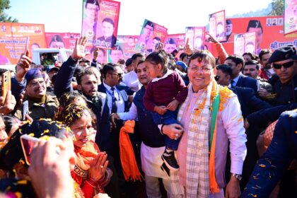 भीमताल विधानसभा क्षेत्र की जनसभा में ₹112 करोड़ की विकास योजनाओं के लोकार्पण और शिलान्यास का दृश्य